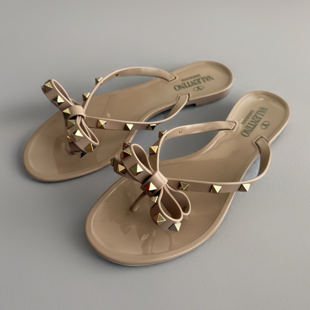 Valentino Rockstud Thong Sandals Poudre